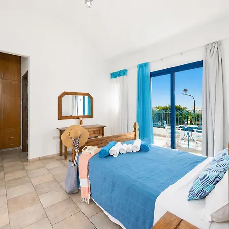 Artemis Villa Peyia